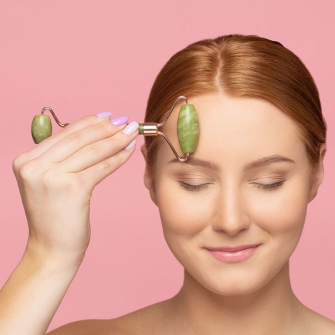 Rouleau de massage facial au jade vert